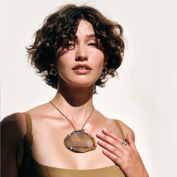 Meet your Posher, Nadia. My Instagram is Nadiav18 - Picture 2 of 7